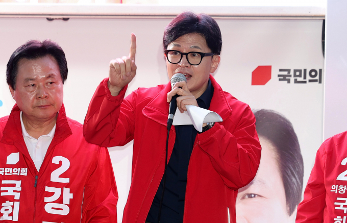한동훈 국민의힘 비상대책위원장이 2일 충남 당진·아산·천안과 세종·대전·충북 청주·음성 등에서 선거 유세를 펼친다. 사진은 한 위원장(가운데)이 지난 1일 경남 창원 성산구 반송시장 앞에서 열린 ‘국민의힘으로 창원살리기’ 지원유세에서 최형두 경남 창원시마산합포구·강기윤 창원시성산구·김종양 창원시의창구 국민의힘 후보의 지지를 호소하는 모습. /사진=뉴시스