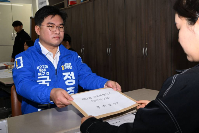 광주 북구갑 경선 과정에서 불법 전화 홍보방을 운영한 의혹이 일어 검찰이 더불어민주당 정준호 후보 선거 캠프 관계자 2명에게 구속영장을 청구했다. 사진은 지난달 21일 광주 북구선거관리위원회 사무실에서 22대 총선 후보 등록을 하고 있는 정준호 후보. /사진= 뉴시스 