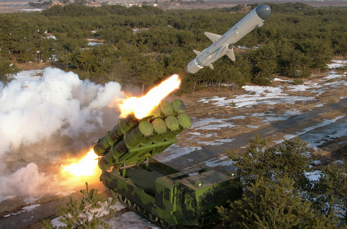 북한이 2일 평양 일대에서 동해상으로 중거리급 탄도미사일(IRBM)을 발사했다. 사진은 북한 노동당 기관지 노동신문이 지난 2월15일 김정은 북한 노동당 총비서가 전날(2월14일) 해군에 배치될 신형 지상대해상미사일 '바다수리-6형' 검수사격을 지도했다고 보도한 모습. /사진=뉴스1(평양 노동신문)