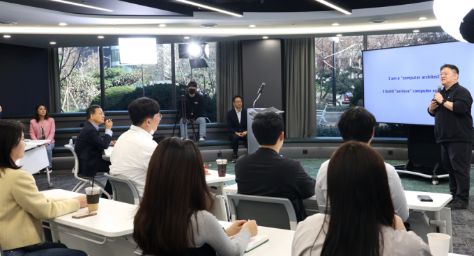 현대그룹은 2일 서울 종로구 사옥 대강당에서 서울대 김장우 교수를 초빙해 현대엘리베이터 창사 40주년 특집 '비전포럼'을 개최했다. / 사진=현대그룹 