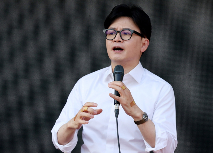 한동훈 국민의힘 비상대책위원장이 편법대출 논란 의혹이 불거진 양문석 더불어민주당 경기 안산갑 후보에게 사퇴해야 한다고 주장했다. 사진은 한 위원장이 2일 충남 당진시 당진전통시장 앞에서 열린 ‘국민의힘으로 당진살리기’ 지원유세에서 정용선 국민의힘 당진시 후보의 지지를 호소하는 모습. /사진=뉴시스