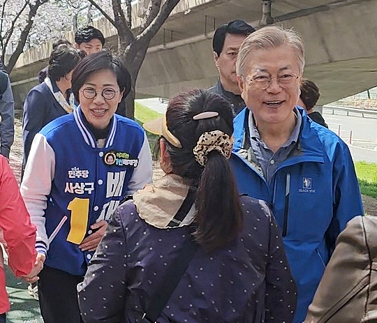 문재인 전 대통령이 울산에 방문해 지원 유세에 나선다. 사진은 지난 1일 부산 사상구 낙동제방벚꽃길에서 제22대 국회의원 선거 부산 사상구에 출마한 배재정 더불어민주당 후보와 함께 시민들에게 인사하고 있는 문재인 전 대통령. /사진= 독자 제공 