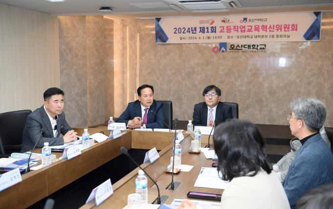  이권재 오산시장(왼쪽 두번째)이 지난 1일 오산대학교에서 지역 및 대학 발전 선순환체계 구축을 위한 업무협약 체결식을 갖기에 앞서 인사말을 하고 있다. / 사진제공=오산시