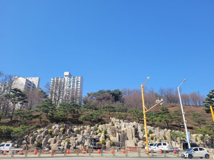 군포시 철쭉동산 내 철쭉폭포 인공암벽. / 사진제공=군포시