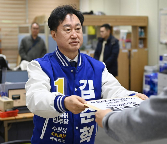 김준혁 더불어민주당 경기 수원정 후보가 자신의 논란에 대해 반박했다. 사진은 지난달 21일 경기 수원시 영통구 선거관리위원회에서 후보 등록을 하는 김 후보. /사진= 뉴시스 