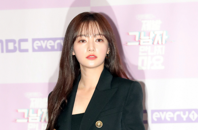 배우 송하윤이 학교폭력 의혹에 휩싸인 가운데 연예계에 긴장감이 감돌고 있다. 사진은 지난 2020년 11월 서울 마포구 상암동 MBC 사옥에서 진행된 MBC 에브리원 새 드라마 '제발 그 남자 만나지 마요' 제작발표회에 참석한 송하윤. /사진=뉴스1