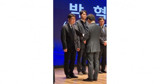 1일 개최된 제23회 공정거래의 날 기념행사에서 박혁진 종근당 이사보가 한기정 공정거래위원장으로부터 표창을 받고 있다. /사진=종근당