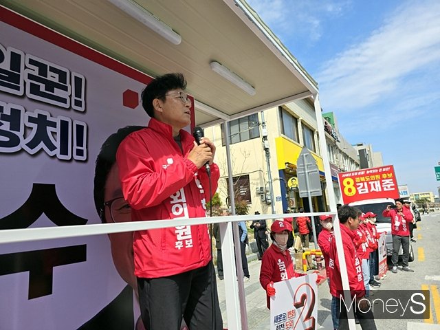 박형수 국민의힘 경북 의성·청송·영덕·울진 국회의원 후보가 2일 울진전통시장에서 열린 유세에서 발언하고 있다./사진=황재윤 기자