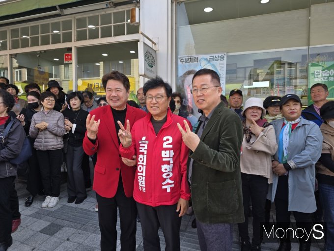 박형수 후보(가운데)가 코미디언 김종국(왼쪽), 지지자와 기념사진을 촬영하고 있다./사진=황재윤 기자