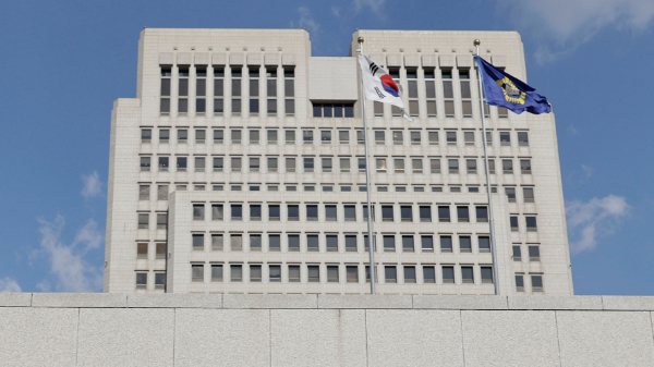  '당기시오'라고 적힌 문을 밀어 70대 노인을 넘어뜨린 50대가 유죄를 확정받았다. 사진은 서울 서초구 대법원 건물. /사진=뉴시스
