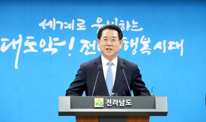 김영록 전남도지사가 2일 전남도청 브리핑룸에서 전남 국립의과대학 설립과 관련해 대도민 담화문을 발표하고 있다./사진=전남도 