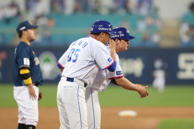 최태원 경희대 감독이 U-23 대표팀을 이끈다. 사진은 삼성 코치 시절 3루 베이스에서 선수에게 작전 지시를 하는 최태원 감독. /사진= 뉴스1