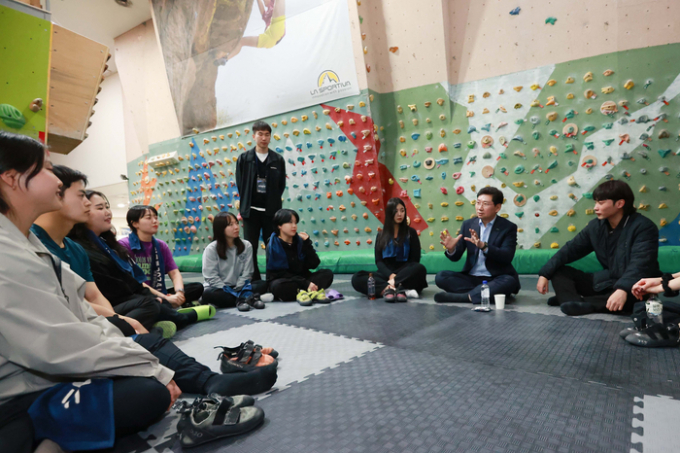 이상일 용인특례시장이 지난 29일 '도전크루' 클라이밍 참가 청년들과 대화의 시간을 가졌다. / 사진제공=용인특례시