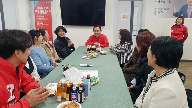 주호영 국민의힘 대구 수성 갑 국회의원 후보가 자신의 선거사무소에서 유권자들과 소통하고 있다./사진제공=주호영 국민의힘 대구 수성 갑 국회의원 후보 선거사무소