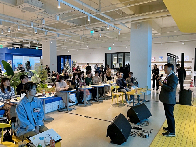 신상진 성남시장(오른쪽)이 THE와플 '1기 프로젝트'에 참여한 청년들과 대화하고 있다. / 사진제공=성남시청소년재단