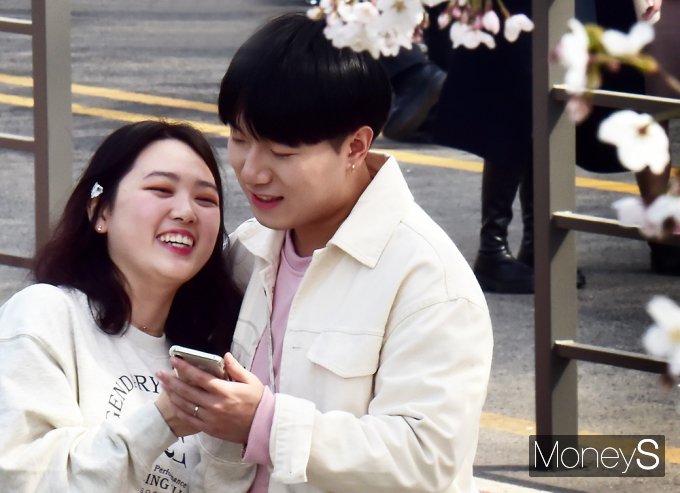 ▲ 벚꽃은 사랑을 싣고…