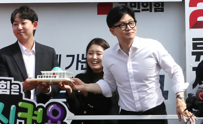 한동훈 국민의힘 비상대책위원장이 세종을 찾아 지지 유세를 벌였다. 사진은 2일 오후 세종시 나성동에서 열린 지원유세에서 국민택배 상자를 개봉해 세종국회의사당 모형을 전달하고 있는 한동훈 위원장. /사진= 뉴스1 