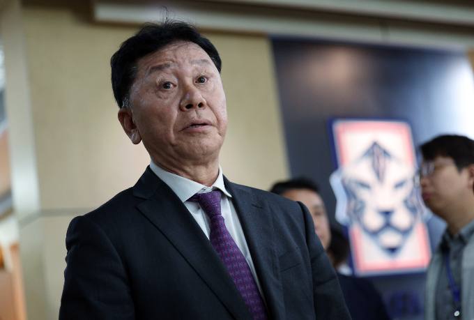 대한축구협회(KFA)가 2일 오후 서울 종로구 축구회관에서 브리핑을 열고 한국 축구 국가대표팀 감독 후보로 한국인 지도자 4명과 외국인 지도자 7명을 선정했다고 밝혔다. 사진은 이날 브리핑을 진행하는 정해성 KFA 전력강화위원장. /사진=뉴스1