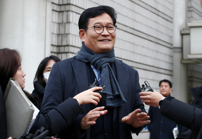 '더불어민주당 전당대회 돈봉투 살포'에 관여한 혐의를 받는 송영길 더불어민주당 전 대표가 재판을 거부하고 단식에 돌입했다. 사진은 지난해 12월 서울 서초구 서울중앙지방법원에서 열린 구속 전 피의자 심문(영장실질심사)을 마치고 법원을 나서며 취재진 질문에 답하고 있는 송영길 전 대표. /사진= 뉴스1