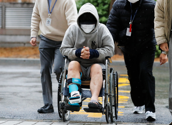검찰이 여성의 집에 몰래 침입해 감금하고 성폭행을 시도한 30대 남성에게 중형을 구형했다. 사진은 도주 과정에서 발목 골절상을 입어 휠체어를 타고 인천 미추홀구 인천지법에 들어서는 30대 남성. /사진=뉴시스