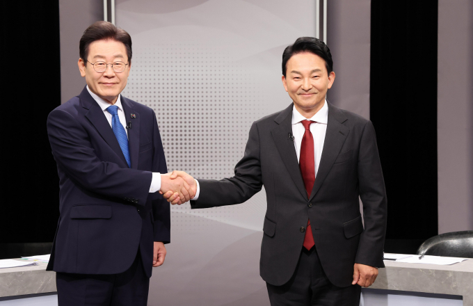 이재명 더불어민주당 대표가 원희룡 국민의힘 인천 계양을 후보와 TV토론회 비공개 전환 요청을 두고 서로 다른 입장을 밝혔다. 사진은 지난 1일 경기 부천시 OBS 경인TV에서 열린 제22대 국회의원선거 인천 계양을 후보자 토론회에서 이 대표(왼쪽)와 원 후보가 포즈를 취하는 모습. /사진=뉴시스