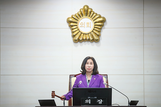 김경희 화성시의회 의장이 2일 제230회 임시회 제1차 본회의을 진행하고 있다. / 사진제공=화성시의회