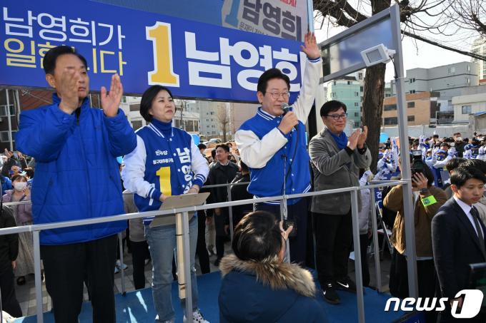 이재명 더불어민주당 대표 겸 상임공동선대위원장이 1일 오후 인천 미추홀구 용현시장에서 남영희(인천 동구미추홀구을) 후보 지원유세를 하고 있다. (공동취재) 2024.4.1/뉴스1 ⓒ News1 구윤성 기자