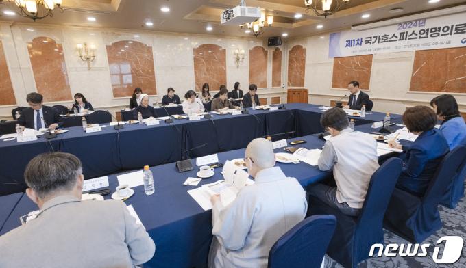 보건복지부가 2024년 제1차 국가호스피스연명의료위원회를 열어 '제2차 호스피스·연명의료종합계획(안)'을 심의·의결했다. 전병왕 복지부 보건의료정책실장이 위원회를 주재하는 모습(보건복지부 제공)