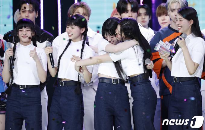 [사진] 아일릿, 데뷔 후 첫 1위