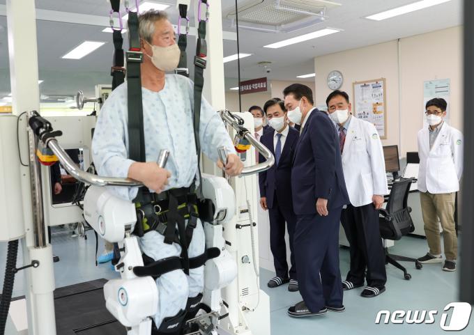 [사진] 재활치료실 둘러보는 윤석열 대통령