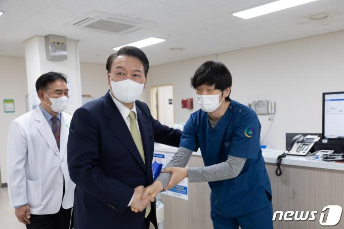 [사진] 응급의료진 격려하는 윤석열 대통령