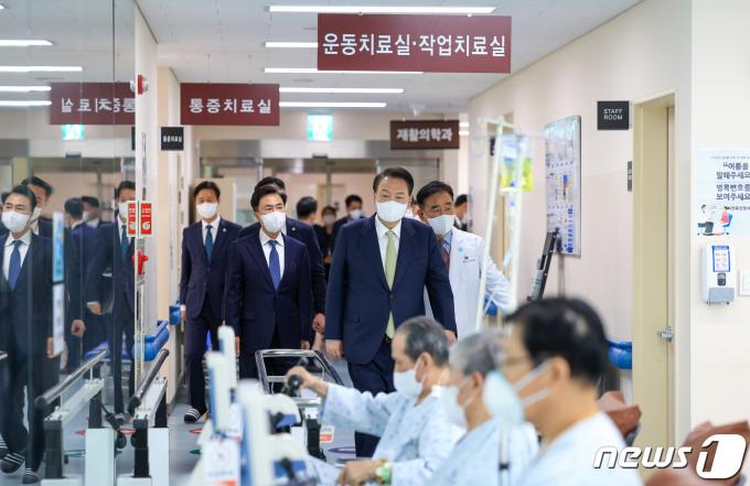 [사진] 연이어 지역 의료기관 찾은 윤석열 대통령
