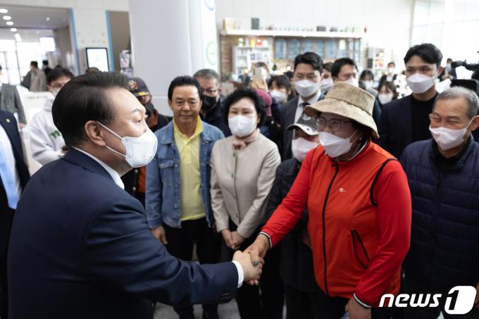 [사진] 윤 대통령, 공주의료원 방문