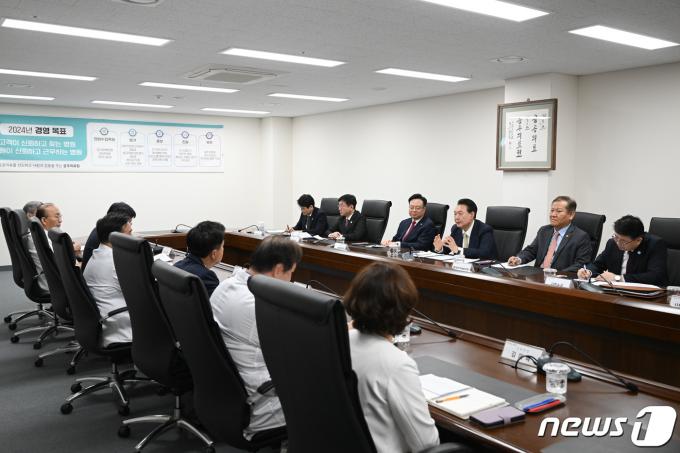 [사진] 윤 대통령, 지역 2차 의료기관 찾아 간담회