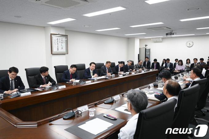 [사진] 의료진들과 간담회 갖는 윤석열 대통령