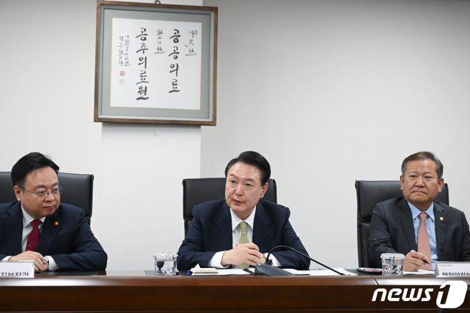 [사진] 윤 대통령 “의료전달체계 정상화 꼼꼼하게 준비”