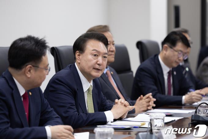 [사진] 윤 대통령, 이틀 연속 지역 2차 종합병원 방문
