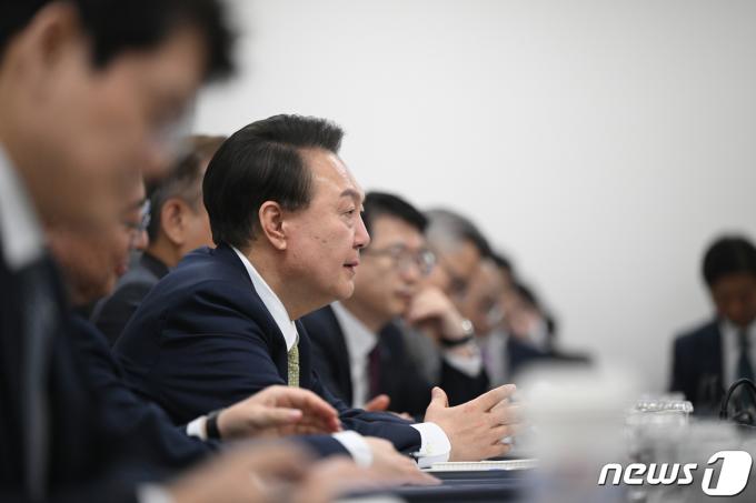 [사진] 의료진과 간담회하는 윤석열 대통령