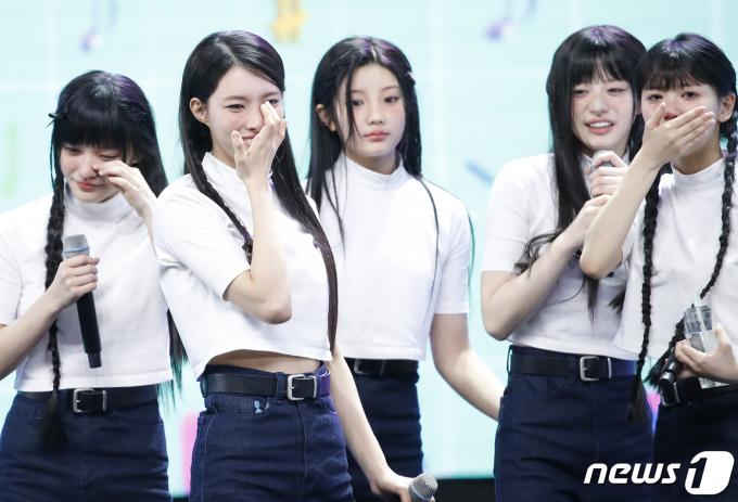 [사진] 아일릿, 데뷔 후 첫 1위…기쁨의 눈물