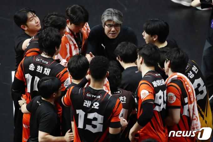 [사진] 작전지시하는  오기노마사지 OK금융 감독