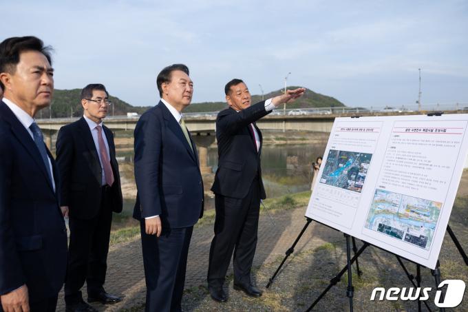 [사진] 공주 찾아 수해 복구 점검하는 윤 대통령