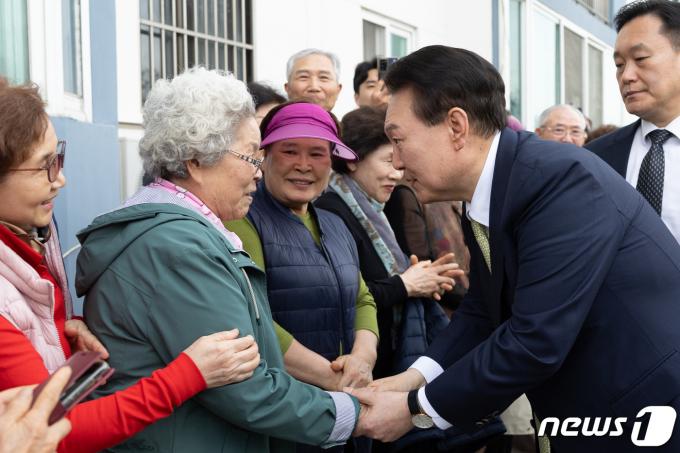 [사진] 옥룡동 주민들과 인사하는 윤 대통령