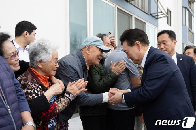 [사진] 어르신들과 인사하는 윤석열 대통령
