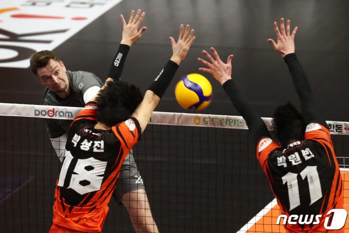2일 오후 경기 안산 상록수체육관에서 열린 도드람 2023~2024 프로배구 V-리그 챔피언결정전 3차전 대한항공과 OK금융그룹의 경기에서 대한항공 막심이 스파이크 공격을 하고 있다. 2024.4.2/뉴스1 ⓒ News1 이광호 기자