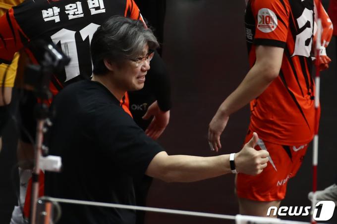 [사진] 오기노 마사지 감독 '엄지척'