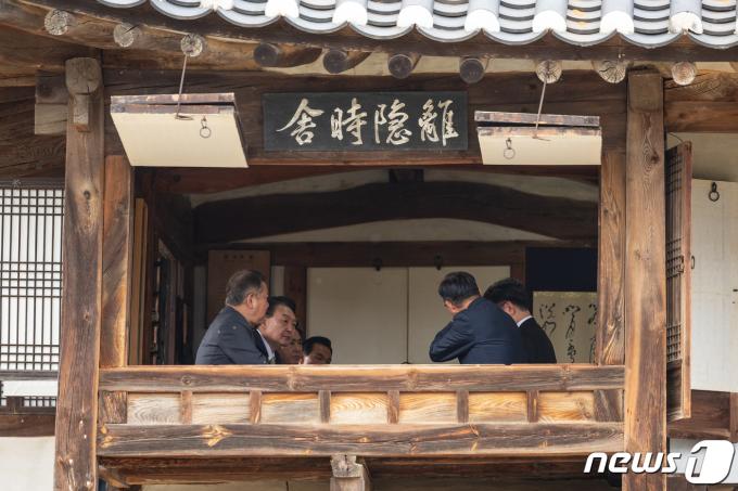 [사진] 명재고택 찾은 윤석열 대통령