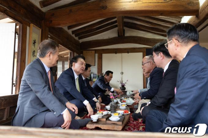[사진] 명재고택 찾아 환담 나누는 윤 대통령