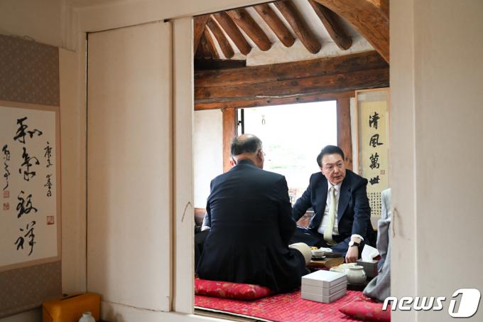 [사진] 명재 윤증 선생 고택 찾은 윤 대통령