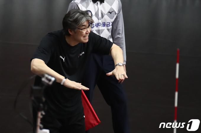 [사진] 작전지시하는 오기노 마사지 감독