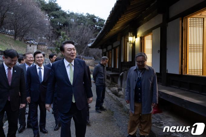 [사진] 종학당 방문한 윤석열 대통령